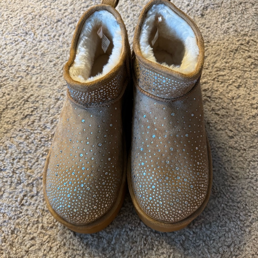 Madden Girl Ease-R Mini Cozy Platform Rhinestone Booties - Picture 3 of 6